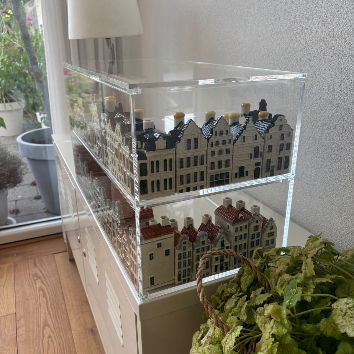 Close-up van gestapelde acryl vitrines met twee rijen KLM-huisjes.