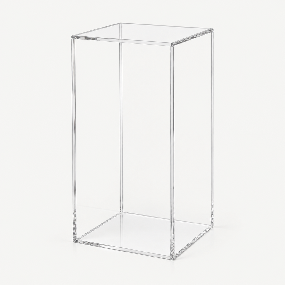 Hoge lege transparante acryl vitrine met rechthoekige staande vorm.