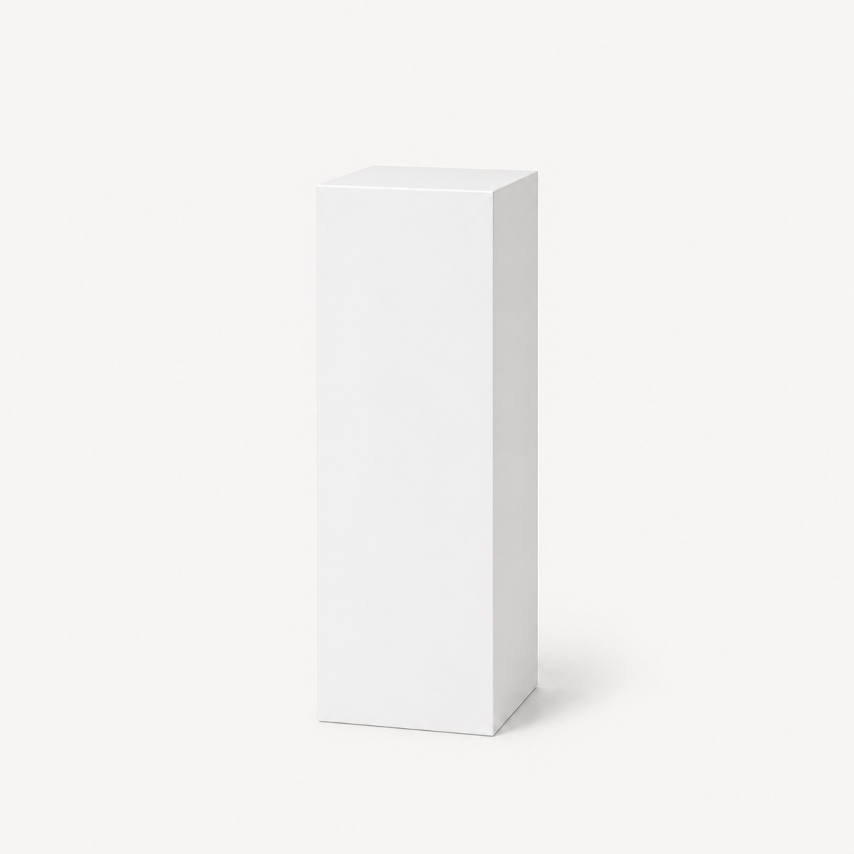 Hoge witte presentatiesokkel met een vierkante bovenkant, schuin aanzicht.
