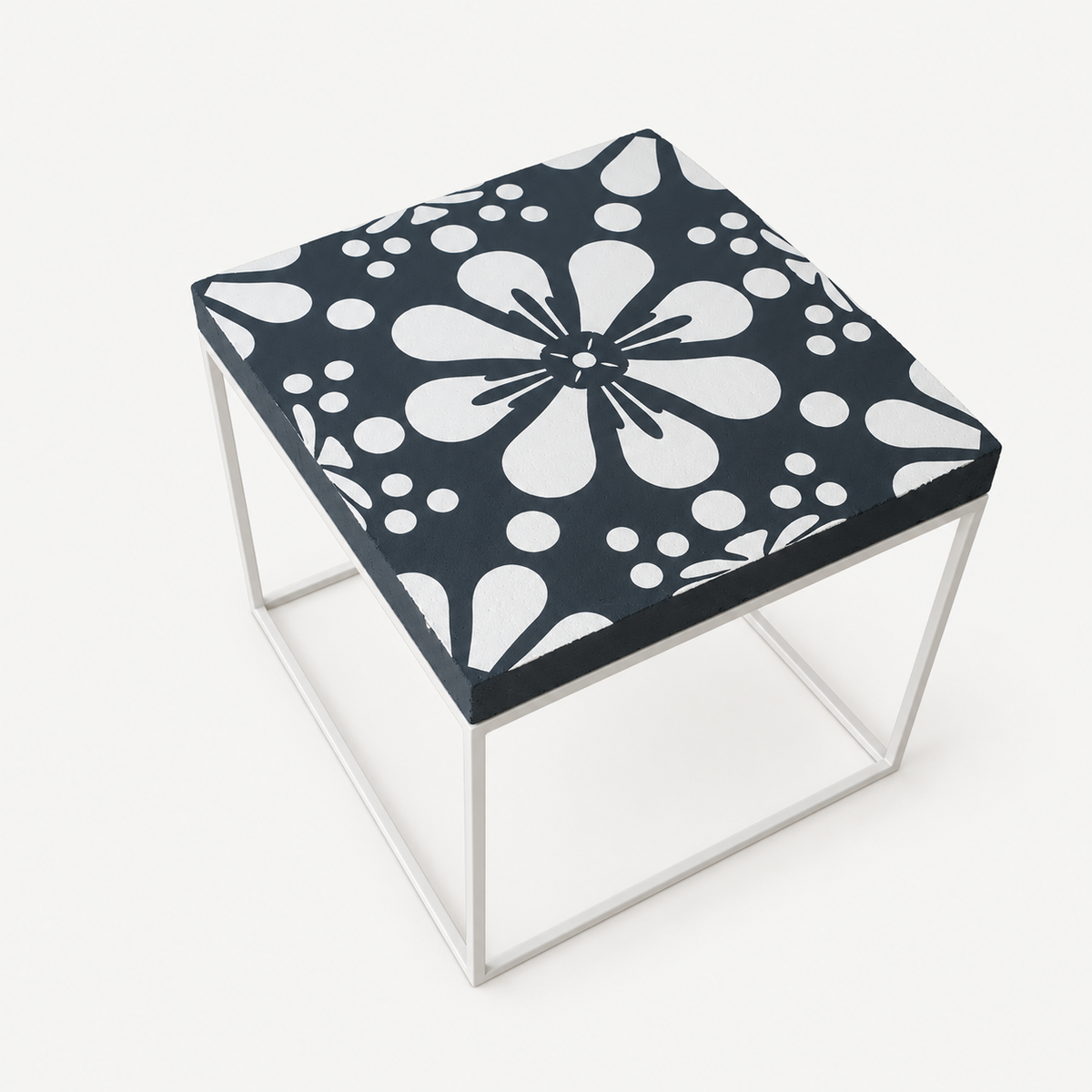 Kinnies — Bijzettafel | Midnight Bloom met wit metalen onderstel