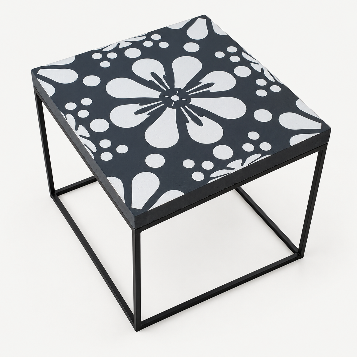 Kinnies — Bijzettafel | Midnight Bloom met zwart metalen onderstel