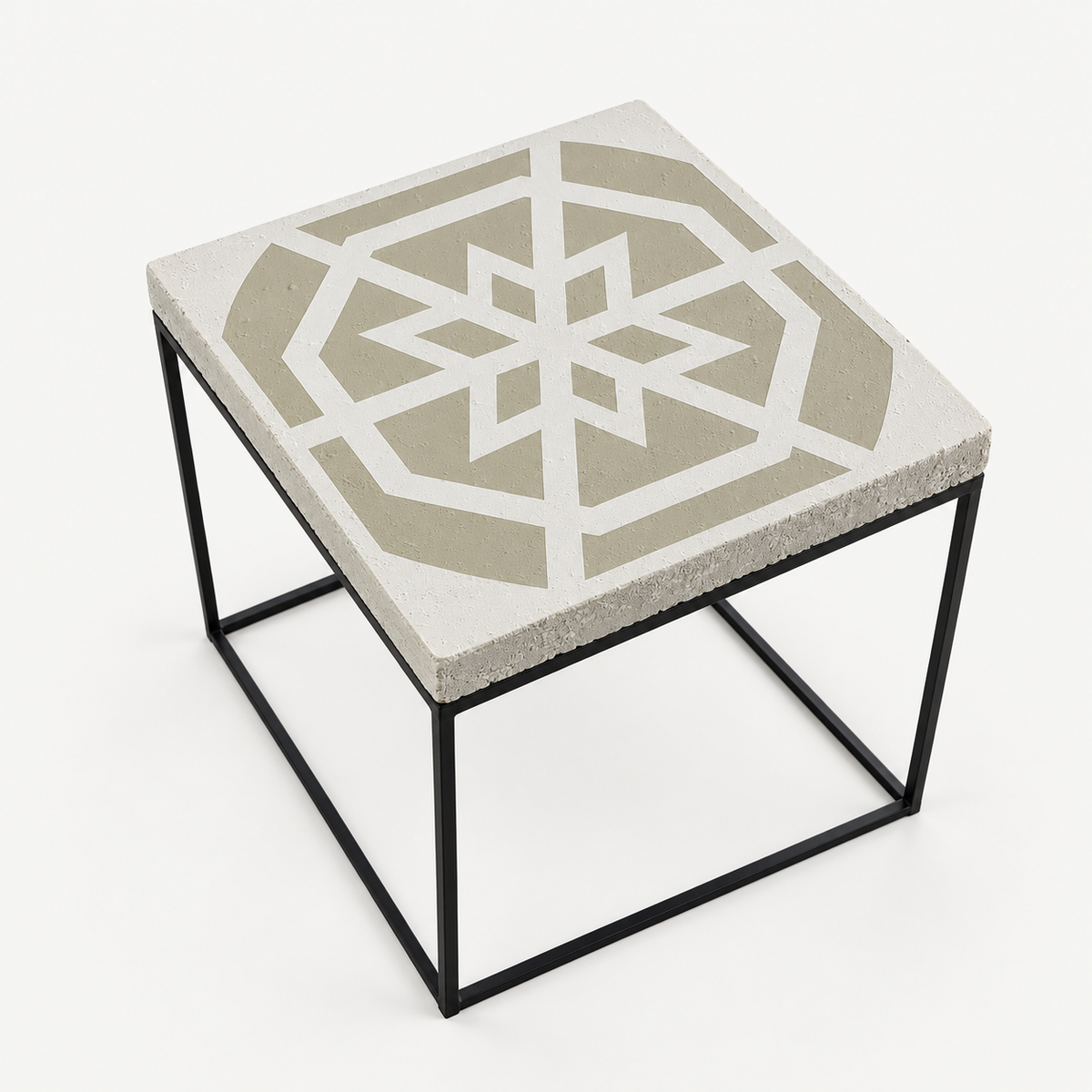 Kinnies — Bijzettafel | Stone Ornament met zwart metalen onderstel