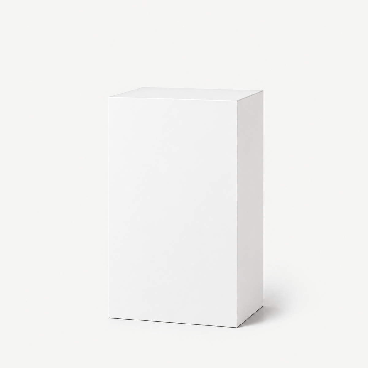 Witte rechthoekige presentatiesokkel met brede voorzijde en smalle zijkant.