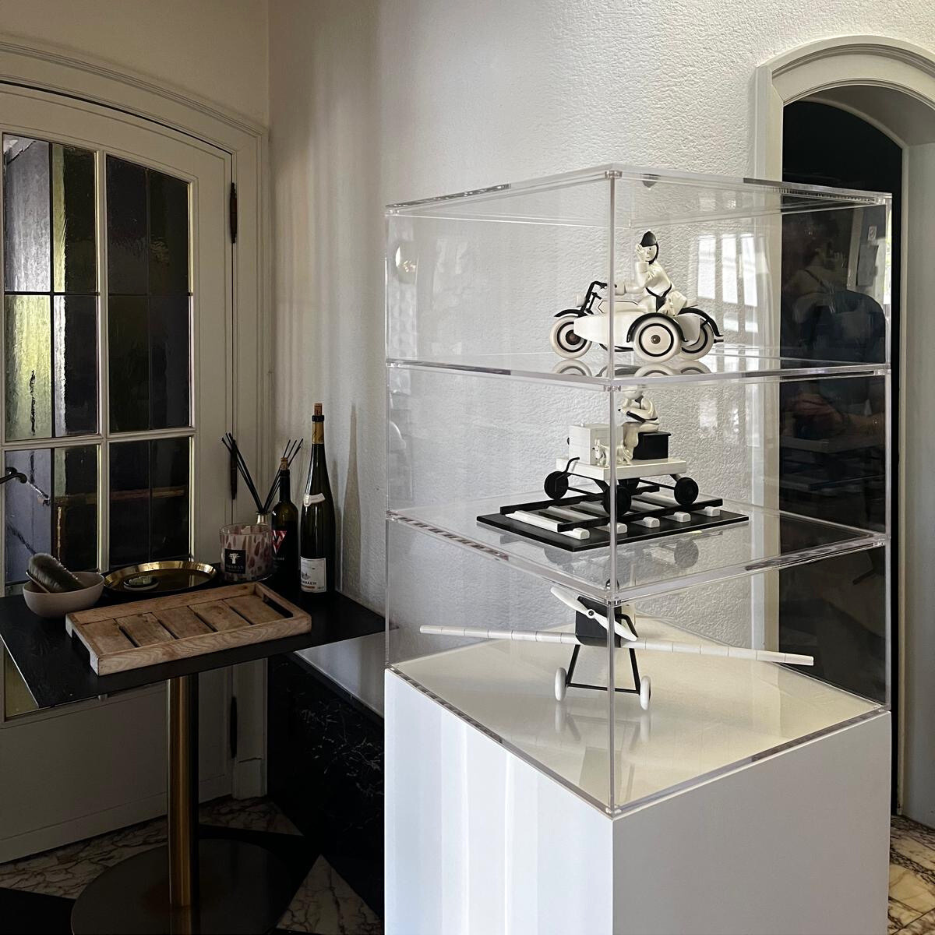 Brede transparante acryl vitrine 35x35x25 cm voor grotere objecten en composities