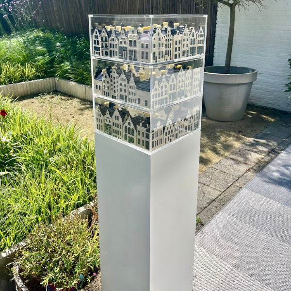 Smalle witte display sokkel voor presentatie van kunst en objecten 28x28 cm