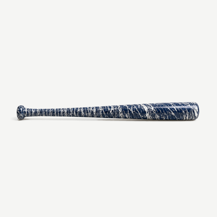 Horizontaal afgebeelde donkerblauwe honkbalknuppel met wit spatpatroon.