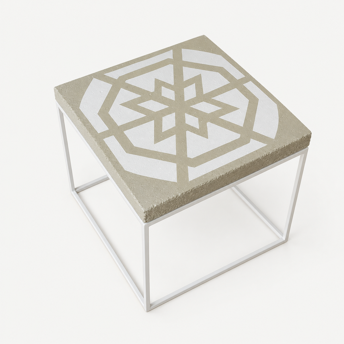 Kinnies — Bijzettafel | Stone Ornament met wit metalen onderstel