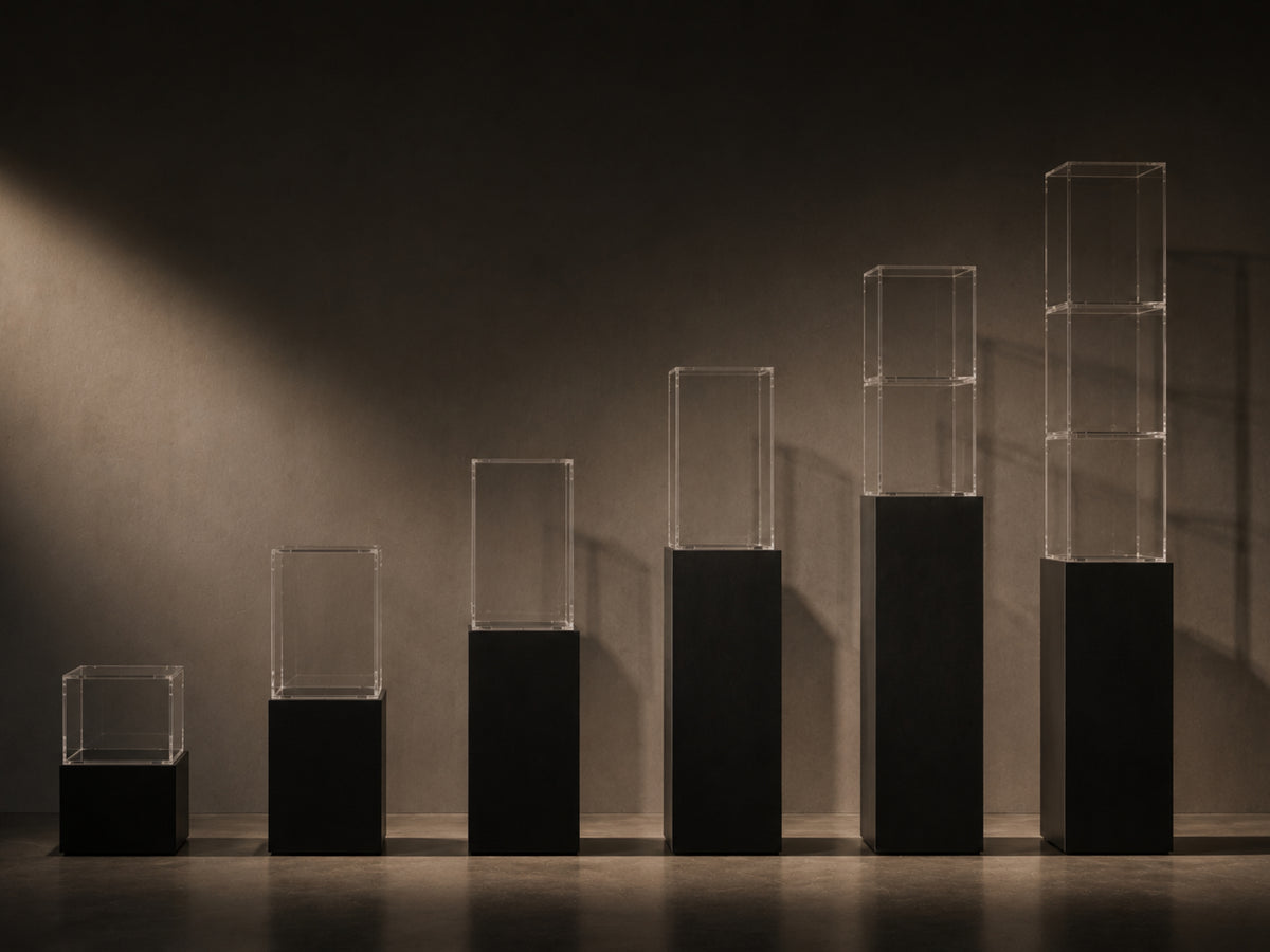 Acryl vitrines en presentatiezuilen in verschillende uitvoeringen